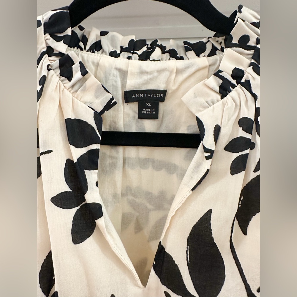 NEW Ann Taylor Floral Leaf Print Tiered dress Cream black Flutter Sleeve sz XS - Picture 6 of 7